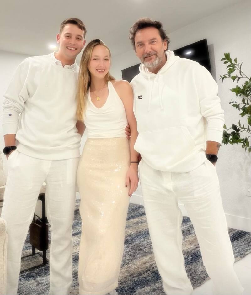 El animador y su familia optaron por el blanco.