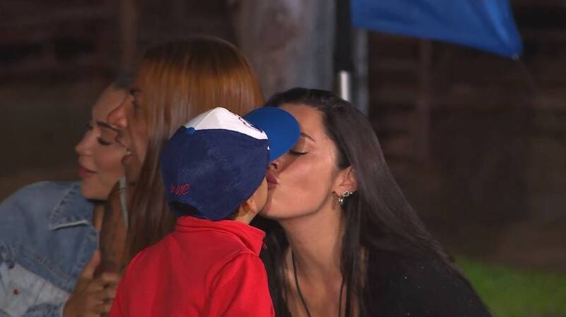 Daniela Aránguiz se dio un beso con Miguelito. Créditos: Canal 13