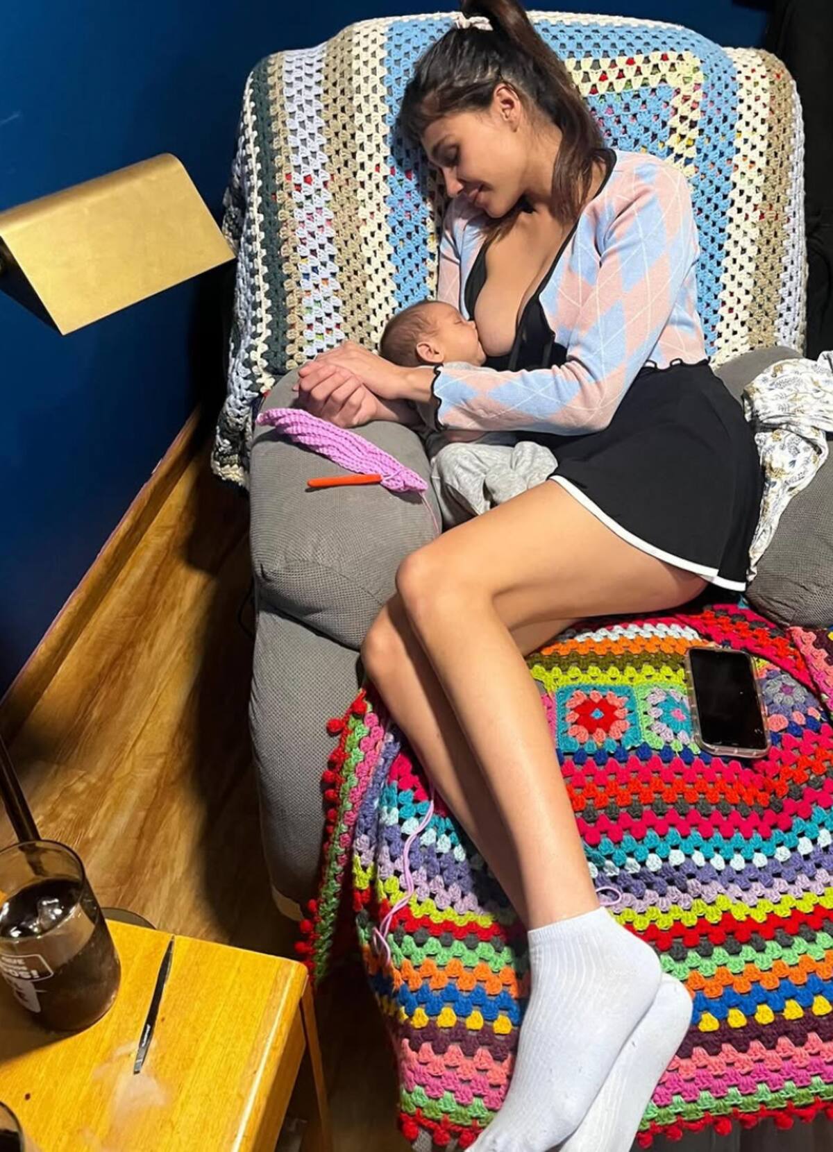 La pareja le dio la bienvenida a su primer bebé.