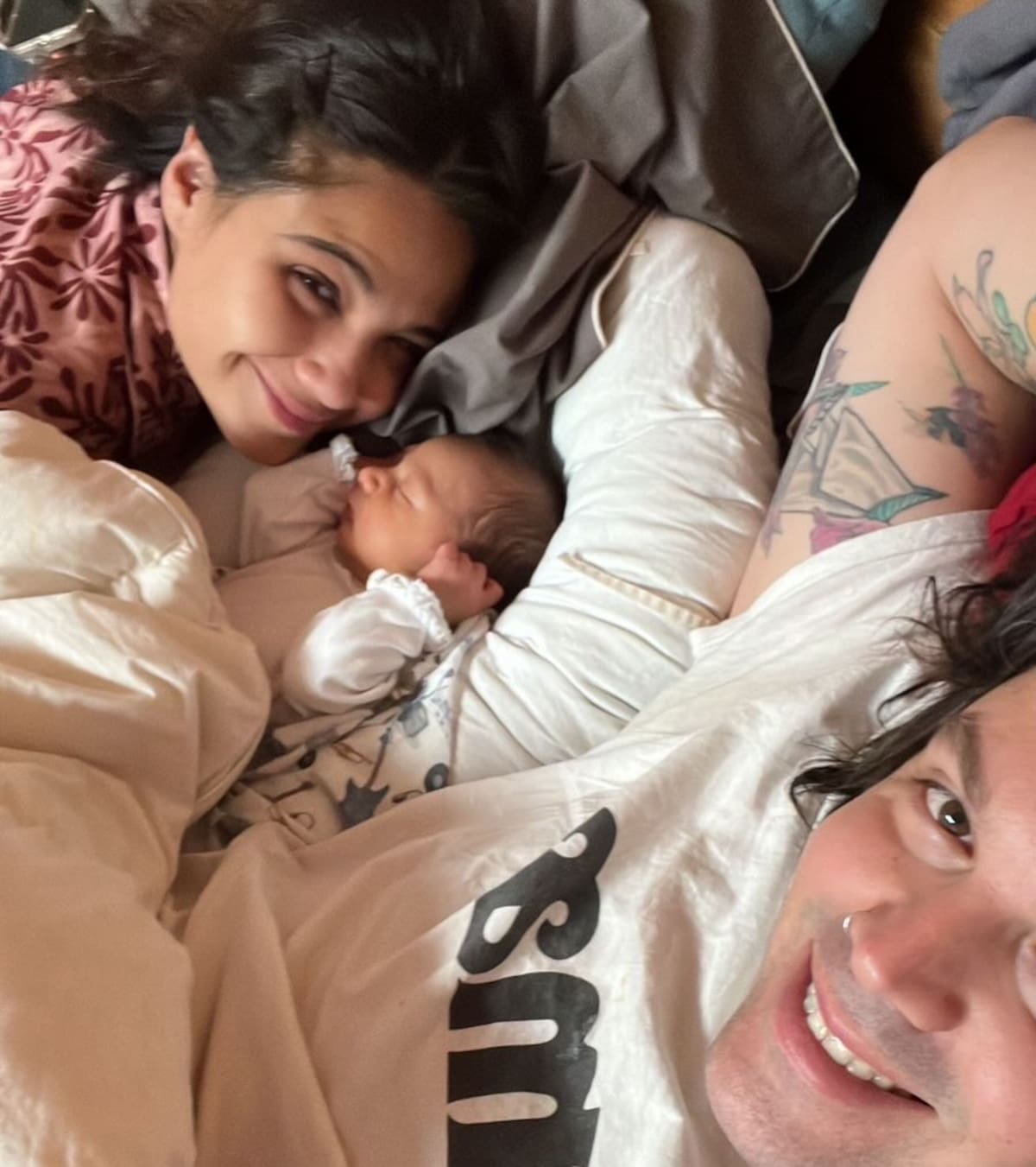 La pareja le dio la bienvenida a su primer bebé.