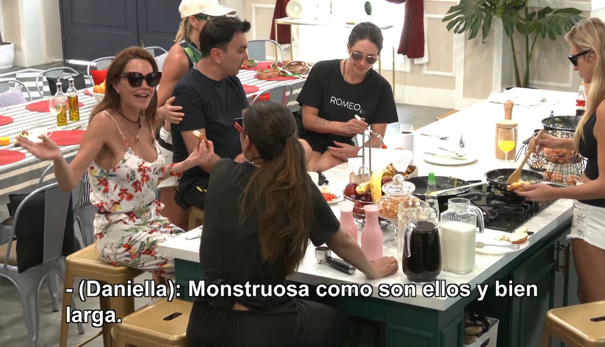 La gemela se lanzó sin filtro contra Daniela Aránguiz.