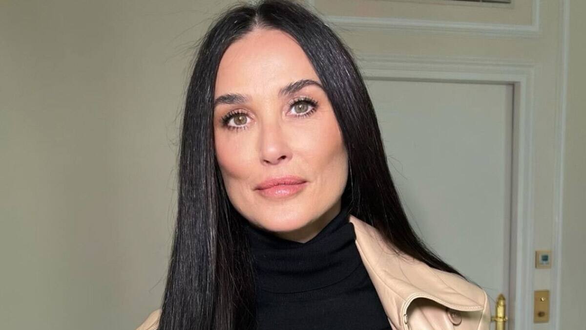 Demi Moore muestra cómo lucir un traje de baño de leopardo a los 60 años