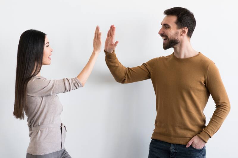 Muchas personas no se sienten bien en sus vínculos porque no conocen lo que buscan en sus relaciones. Hoy te contamos qué es lo que buscas tu según tus signos zodiacales. (Foto: Freepik)