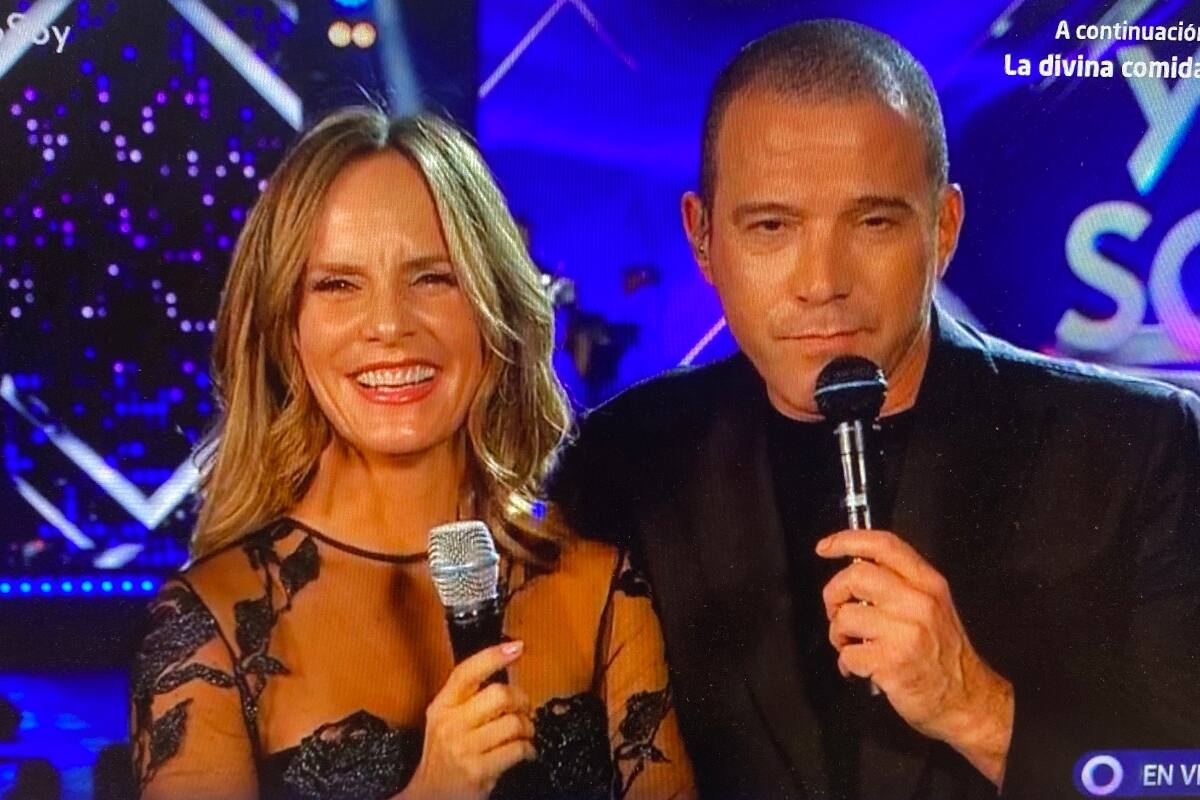 Diana Bolocco y Julián Elfenbein Durante la "Súper final" de "Yo Soy" los animadores sorprendieron al público - Créditos: Reproducción