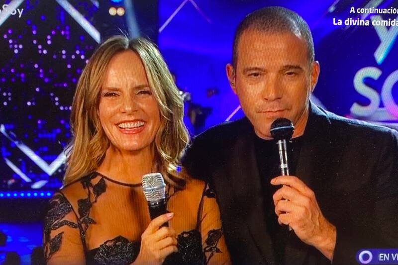 Diana Bolocco y Julián Elfenbein Durante la "Súper final" de "Yo Soy" los animadores sorprendieron al público - Créditos: Reproducción