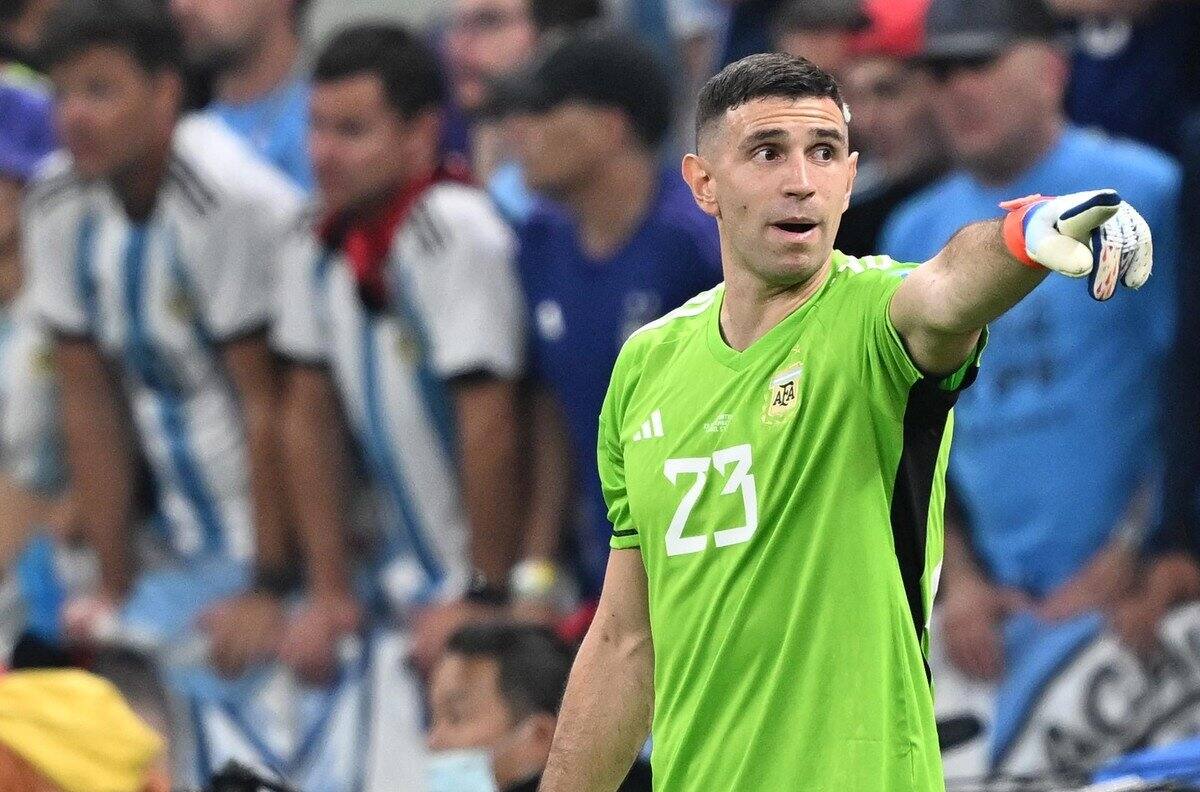 “Se come 3 goles por partido”: Hinchas se burlan de conocido relator argentino por “agrandar” al Dibu Martínez