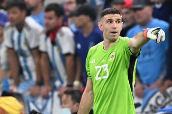 “Se come 3 goles por partido”: Hinchas se burlan de conocido relator argentino por “agrandar” al Dibu Martínez