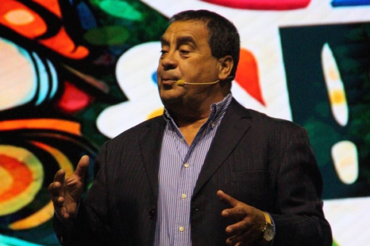 En el ojo del huracán por grave denuncia. Foto: @fotografia_maximiliano__ y @Dinogordilloficial en Instagram