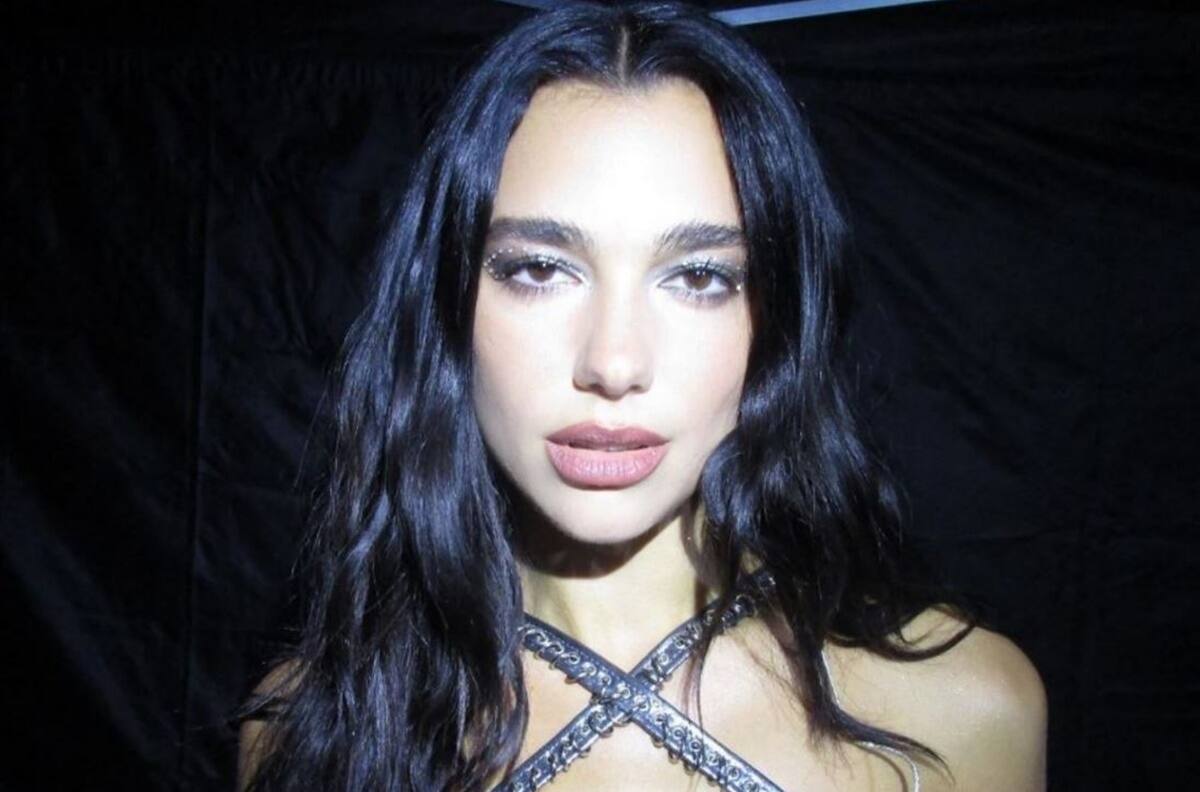Video: Dua Lipa realiza sensual baile con minivestido y se hace viral