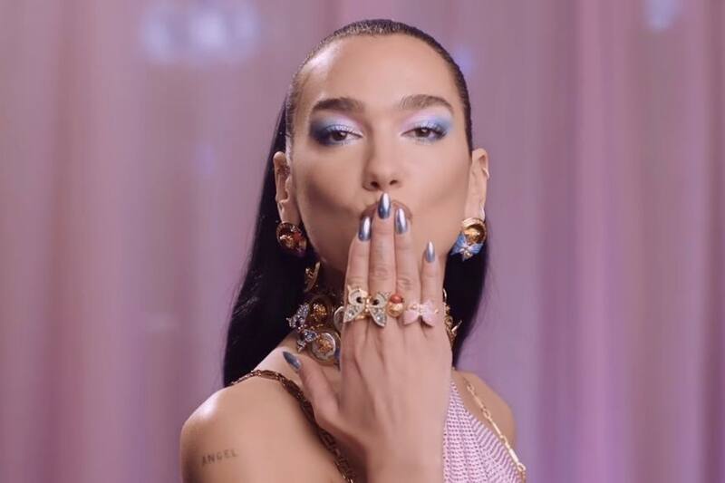 Dua Lipa La cantante deslumró con su look en el anuncio que compartió en sus redes sociales sobre la canción que hizo para "Barbie". - Créditos: Instagram