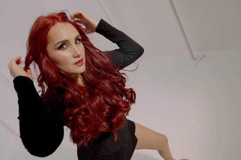 La cantante revivió el look de "Roberta Pardo" de la telenovela "Rebelde".