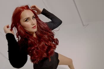 Dulce María revive look de “Roberta” para la gira de RBD