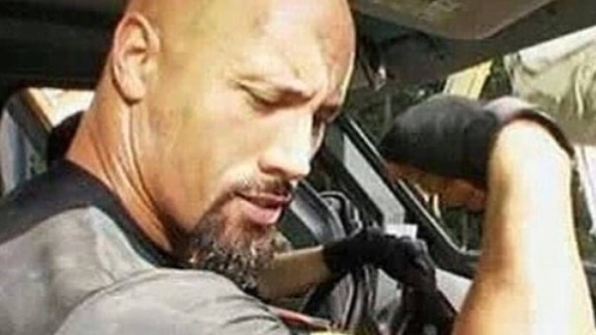 Dwayne Johnson provoca gritos al detenerse a saludar a un grupo de fans