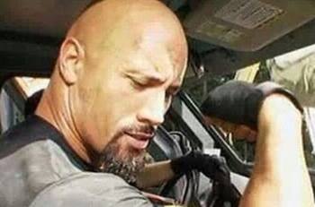 Dwayne Johnson provoca gritos al detenerse a saludar a un grupo de fans