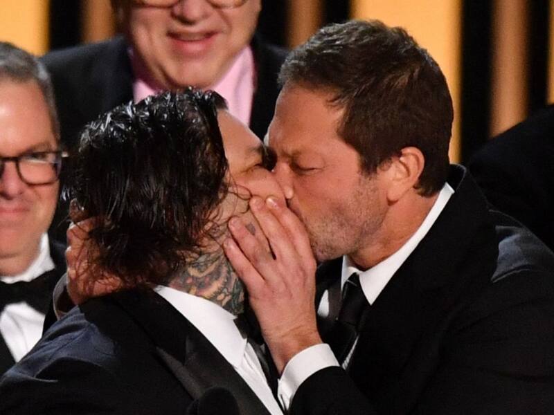 se dieron un largo beso después que "The Bear" ganó el Emmy a "Mejor Serie de Comedia"