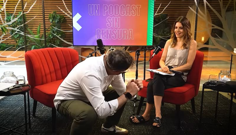 El animador explicándole a María Luisa Godoy cómo fue su anécdota en China.