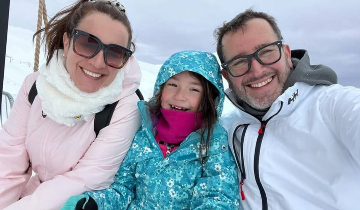 Eduardo fuentes en compañía de su esposa Andrée Burgat y su hija Alma Fuentes.