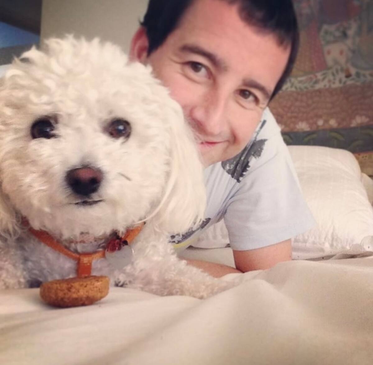 Eduardo Fuentes junto a su perrita, Clara.