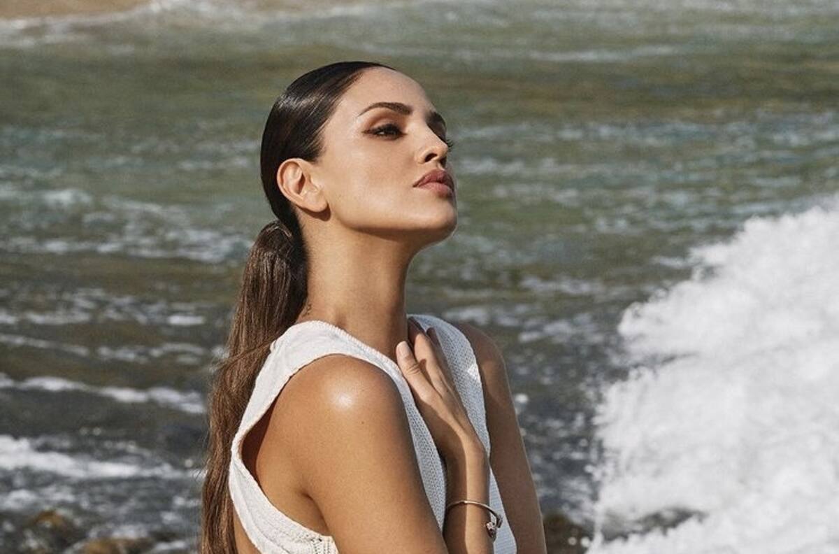Eiza González convierte a sus sandalias de peluche en lo más trendy de la temporada