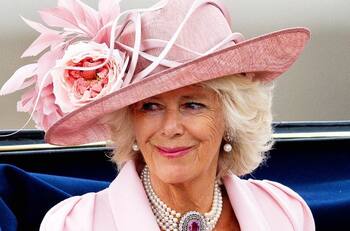 Los aretes de 58 mil dólares de la reina Camila para acudir a un baile de máscaras