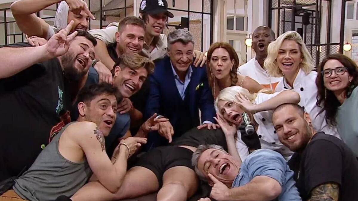 FOTO| Filtran salida de querido participante de El Internado: fue visto comiendo en el aeropuerto