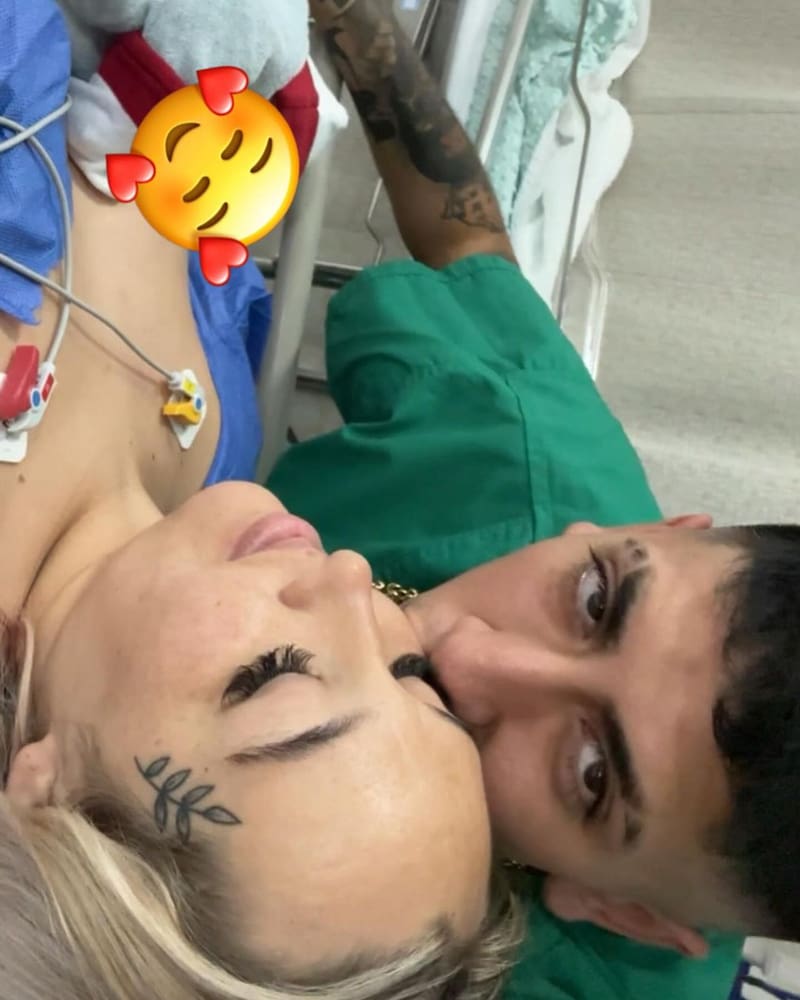 La familia le da la bienvenida a su tercer hijo.