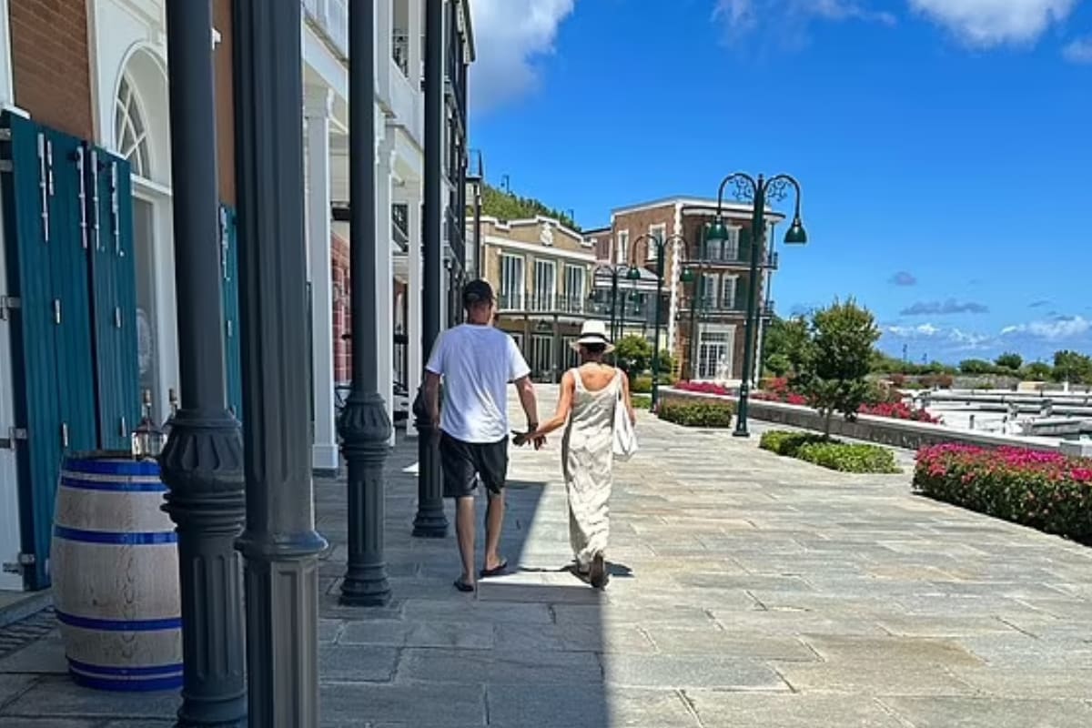 La pareja fue vista de la mano, muy enamorados y paseando de la mano en la isla Canouan.
