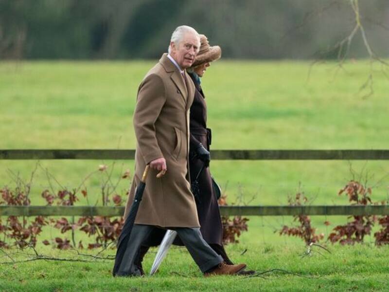 El rey Carlos III junto la reina Camila en su visita a la iglesia.