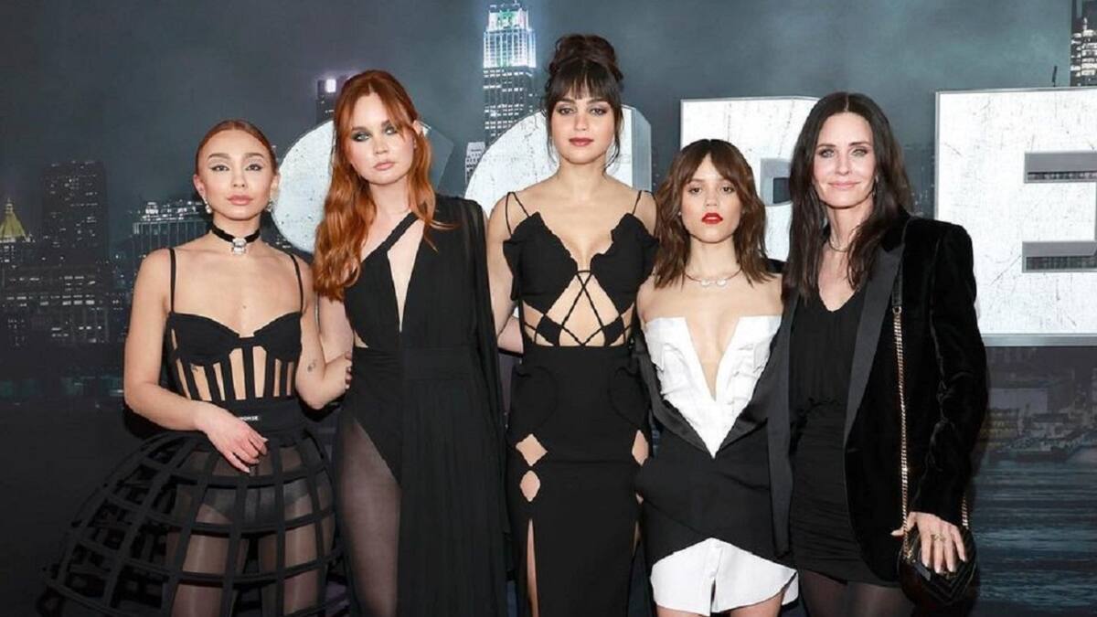 Alfombra roja "Scream VI": Jenna Ortega sufrió con una mancha y Courtney Cox se lució con su hija