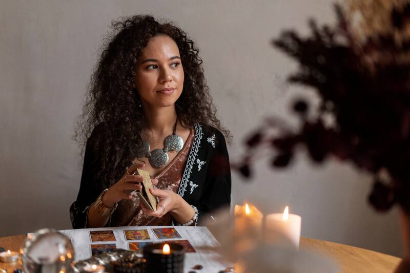 ¿Cómo te irá en junio? Escoge una de las tres cartas del Tarot y descúbrelo. (Foto: Freepik)