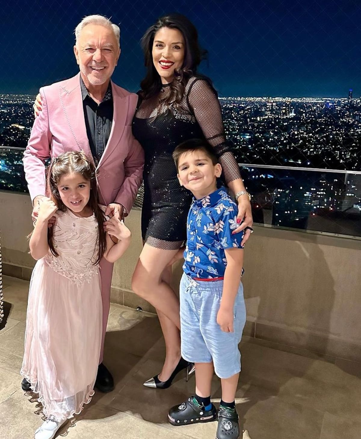 Eliseo Salazar junto a su esposa y sus hijos, Romeo y Julieta.