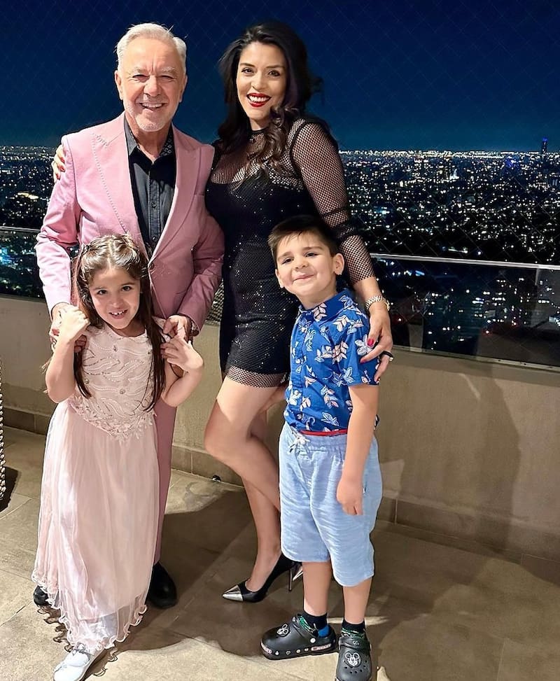 Eliseo Salazar junto a su esposa y sus hijos, Romeo y Julieta.