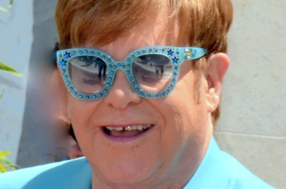 Elton John se avienta “palomazo” en restaurante de Cannes