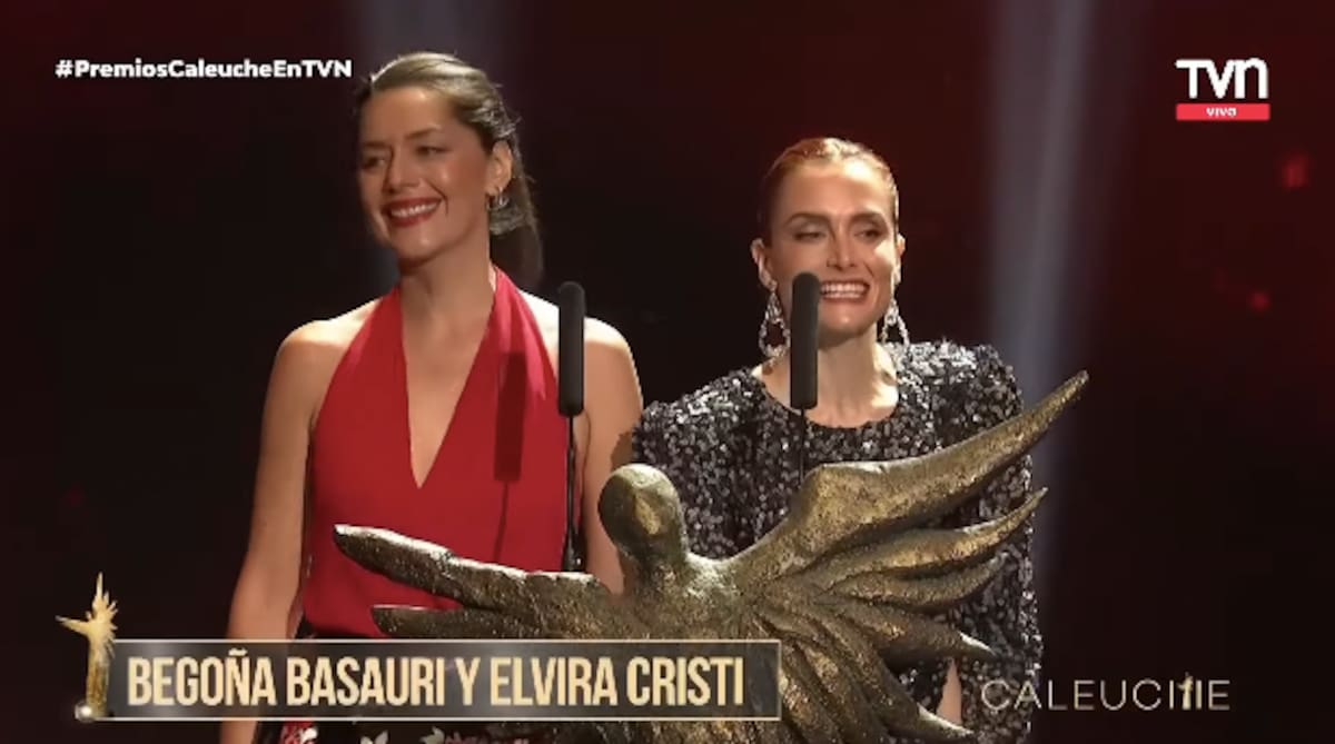 Elvira Cristi y Begoña Basauri bromearon con el caso de Cathy Barriga en los Premios Caleuche 2024.