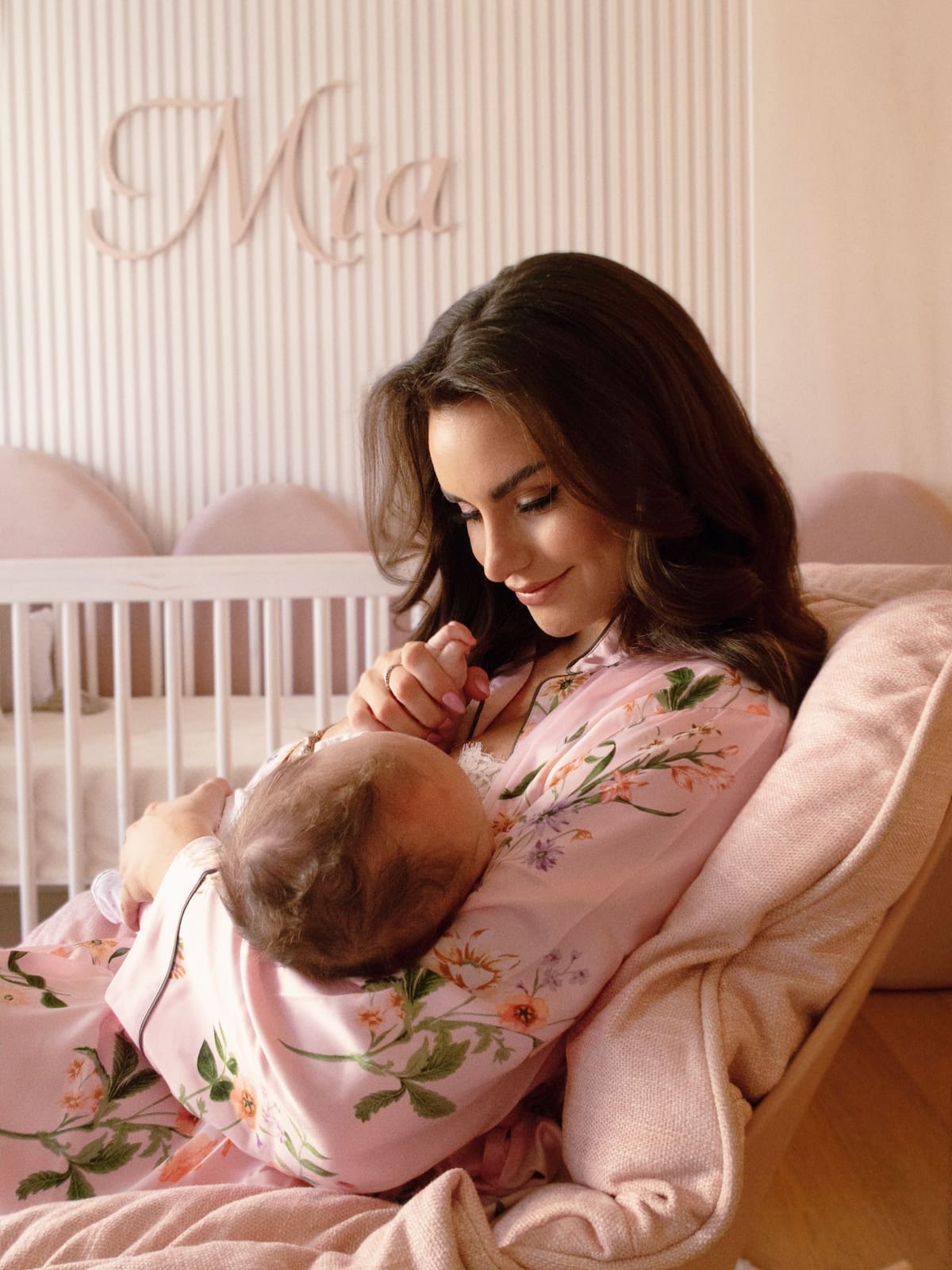 Y su primera hija, Mia. Foto: @emiliadides