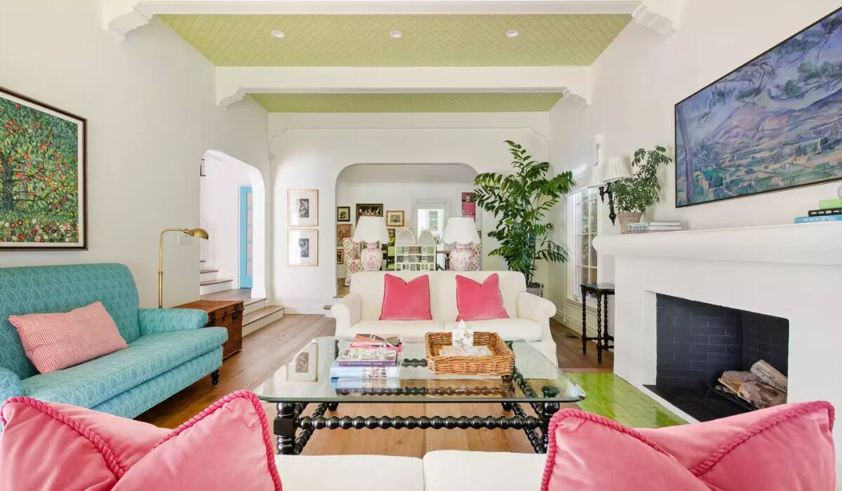 Así es el living de la casa que está vendiendo Emma Stone.