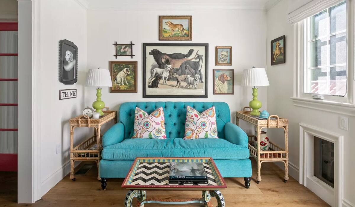 Repleta de colores y obras de arte es la casa de Emma Stone.