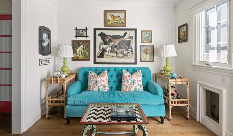 Repleta de colores y obras de arte es la casa de Emma Stone.