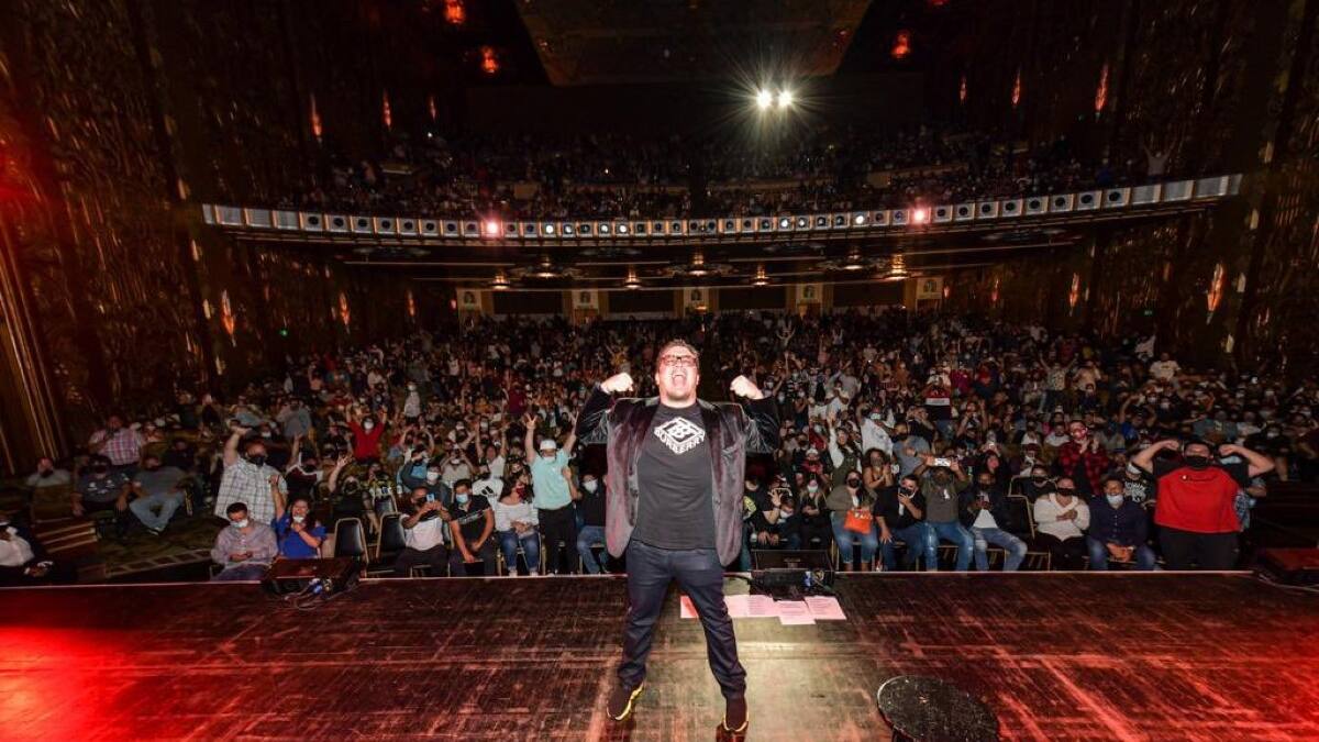 Franco Escamilla, de los exponentes más conocidos de stand-up comedy en México, dio positivo a covid-19