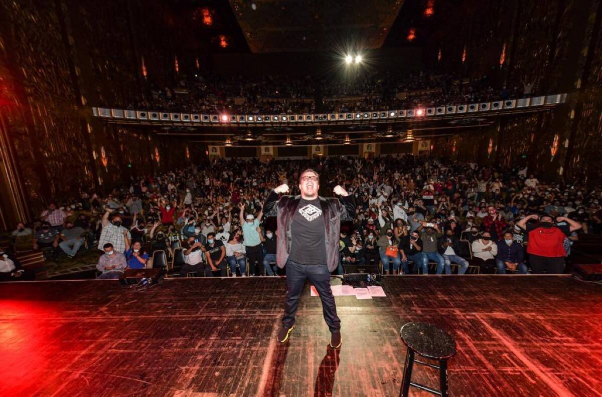 Franco Escamilla, de los exponentes más conocidos de stand-up comedy en México, dio positivo a covid-19
