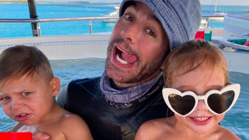 Enrique Iglesias y sus hijos  El cantante se presentará en el festival Tecate Emblema - Créditos: Instagram