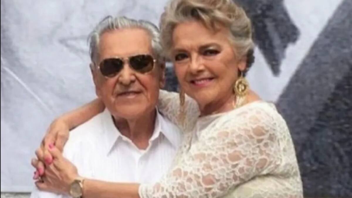 "Perdón por tardar" Eric del Castillo le da anillo de compromiso a su pareja por más de 53 años