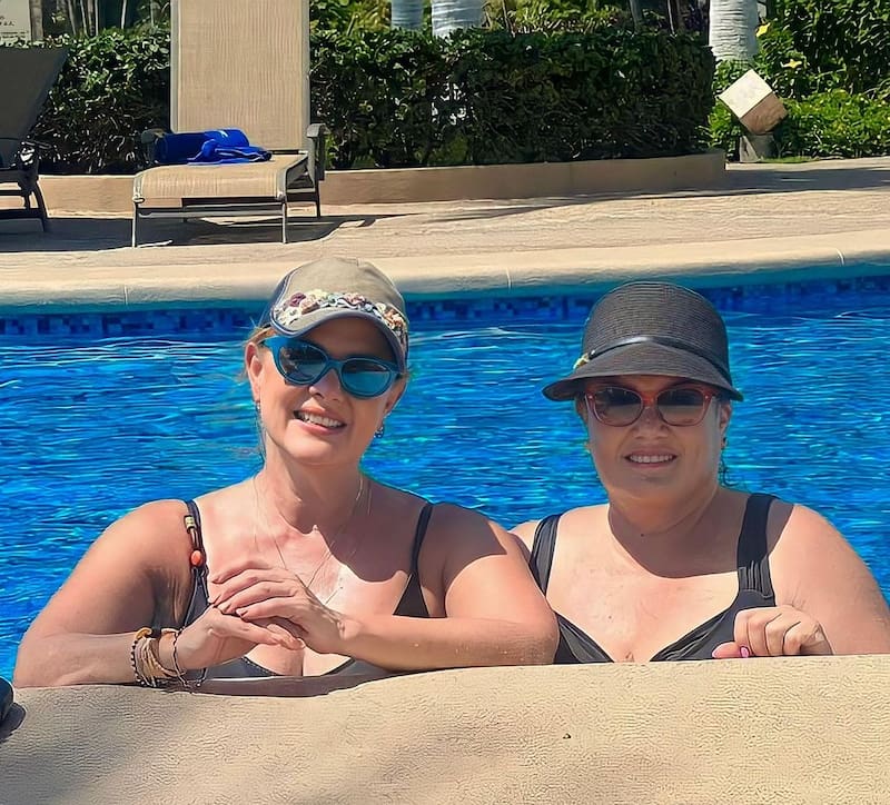 La actriz se dejó ver con su hermana de lo más divertida de vacaciones en la playa.