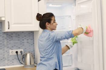 6 errores que cometes al limpiar tu refrigerador ¡Podrías dañarlo!