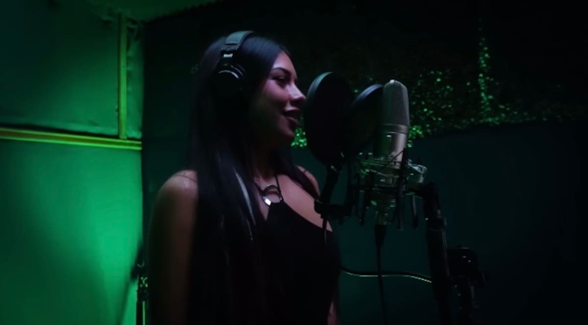 Eskarcita incluyó en su canción "reinas bellas", frase que Ignacia Michelson asegura haber creado.