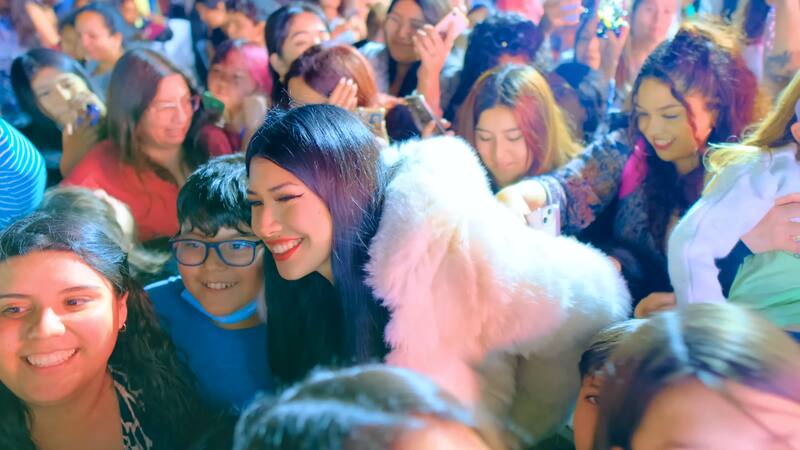 La primera entrega trató de su visita a la alcaldía de Maipú para encender el árbol de navidad, donde conoció al alcalde Tomás Vodanovic y vio el furor que ocasionó tras su paso por Gran Hermano Chile.