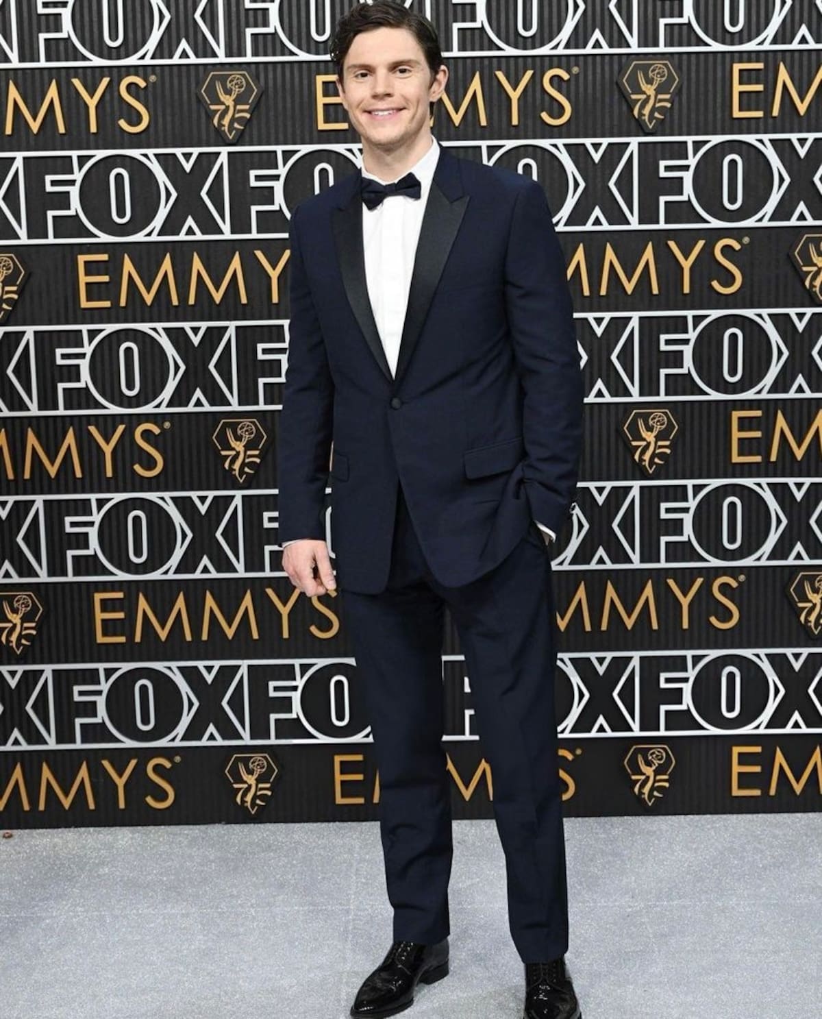 Evan Peters en los Emmys 2024.