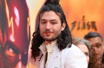 Ezra Miller reaparece en la premiere de The Flash tras sus escándalos y agradece el cuidado que ha recibido