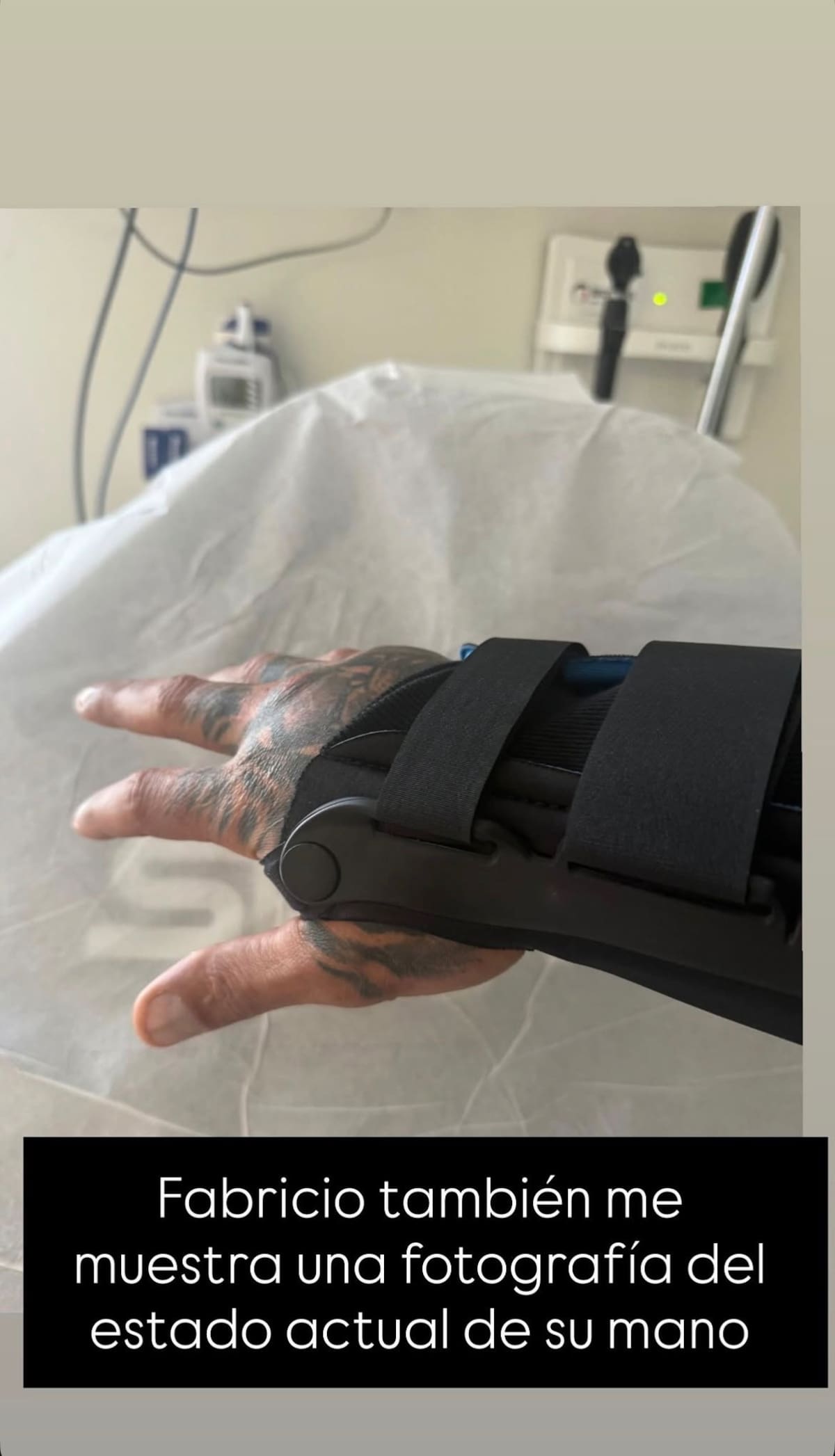 La prueba de su mano lesionada. Foto: Cecilia Gutiérrez