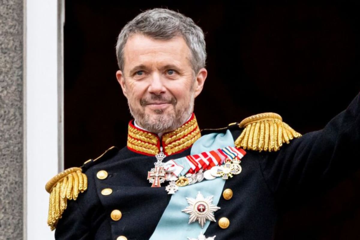 utilizó una particular pulsera en el día de su coronación.